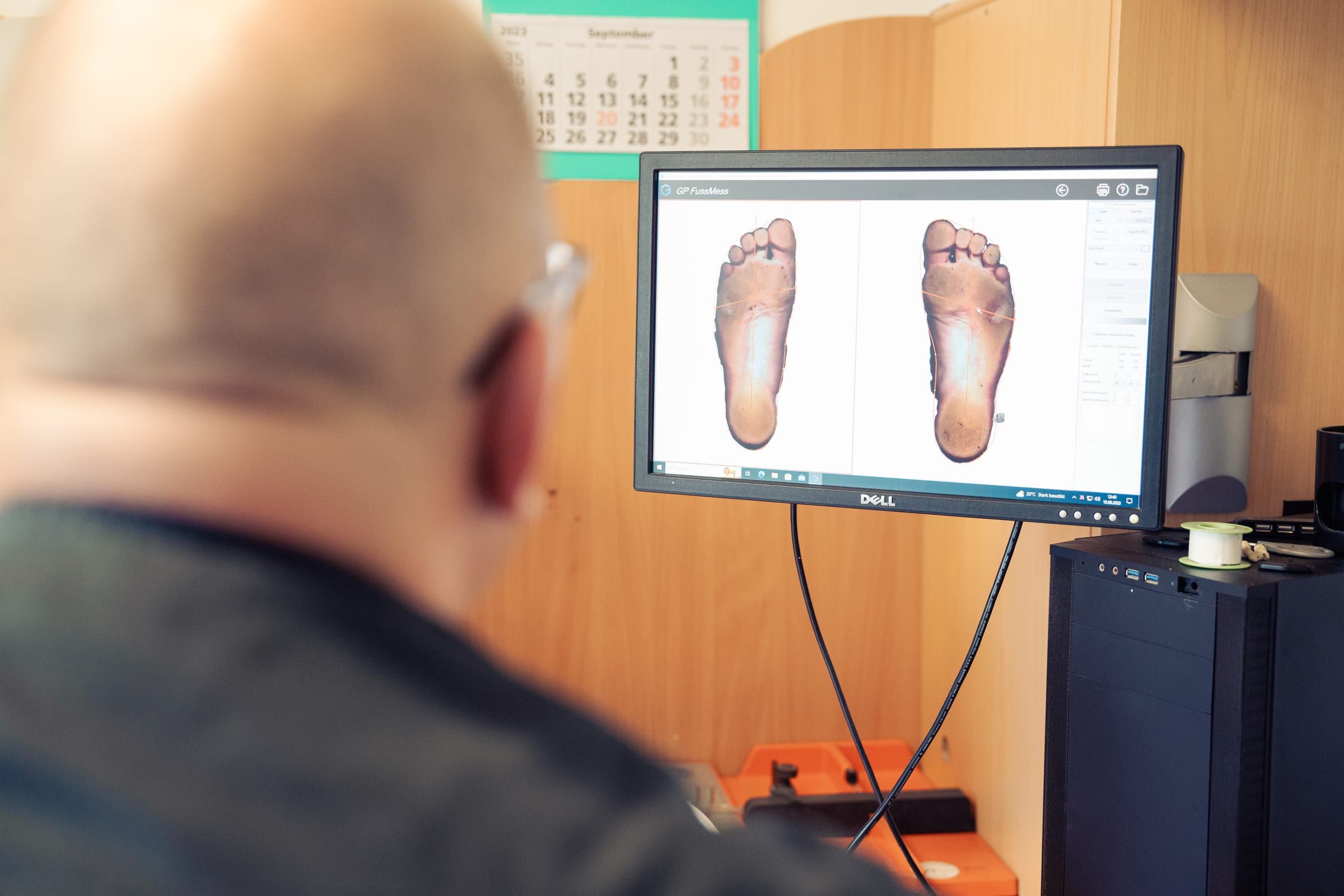 Der Fußscan wird am Bildschirm ausgewertet