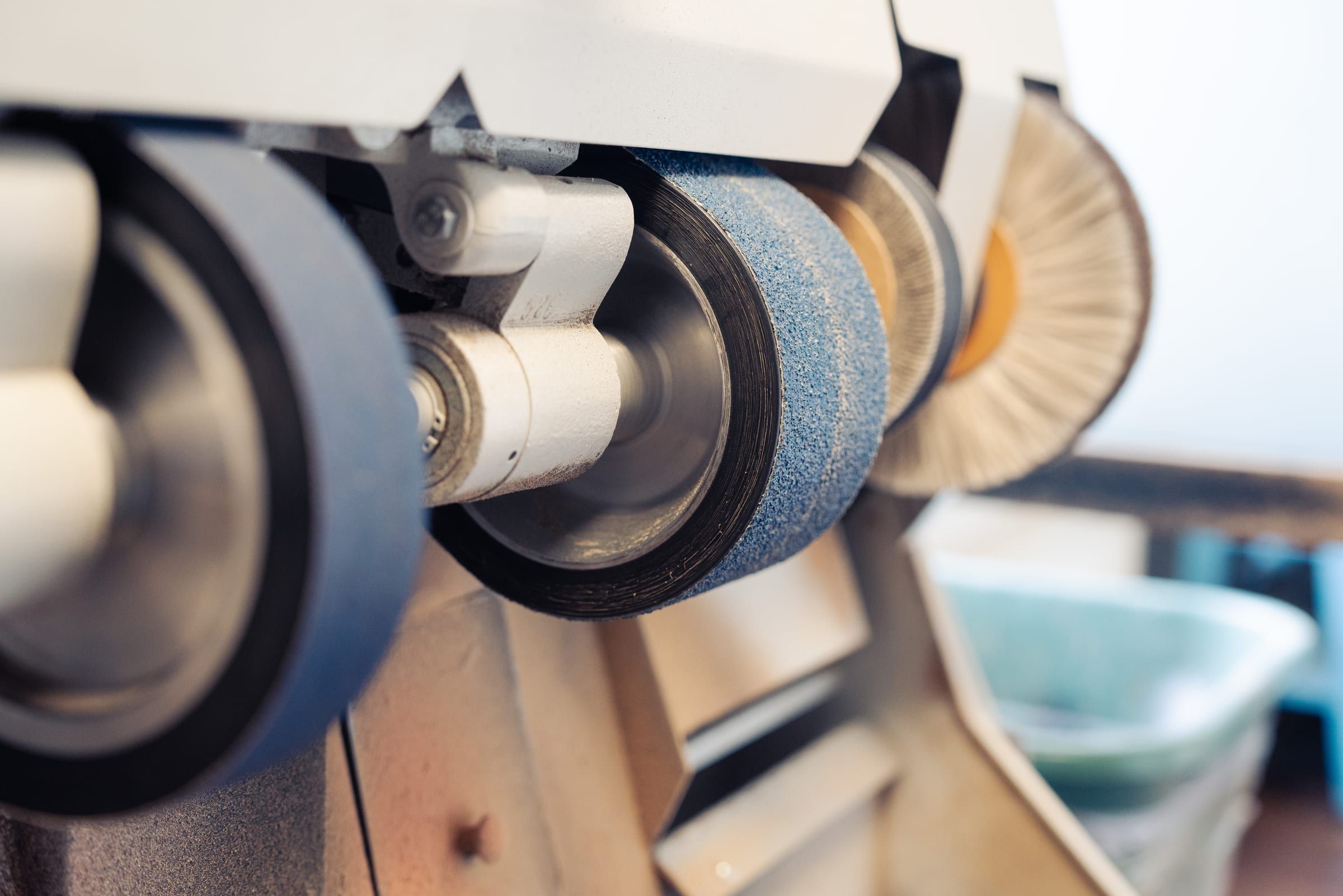 Schleifmaschine in der Orthopädieschuhtechnik-Werkstatt